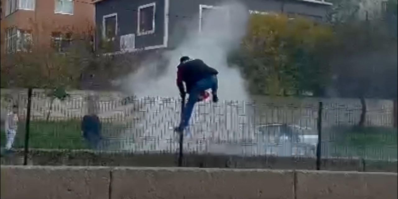 Kartal'da Yanan Otomobili Söndürmek İçin Vatandaşlar Seferber Oldu