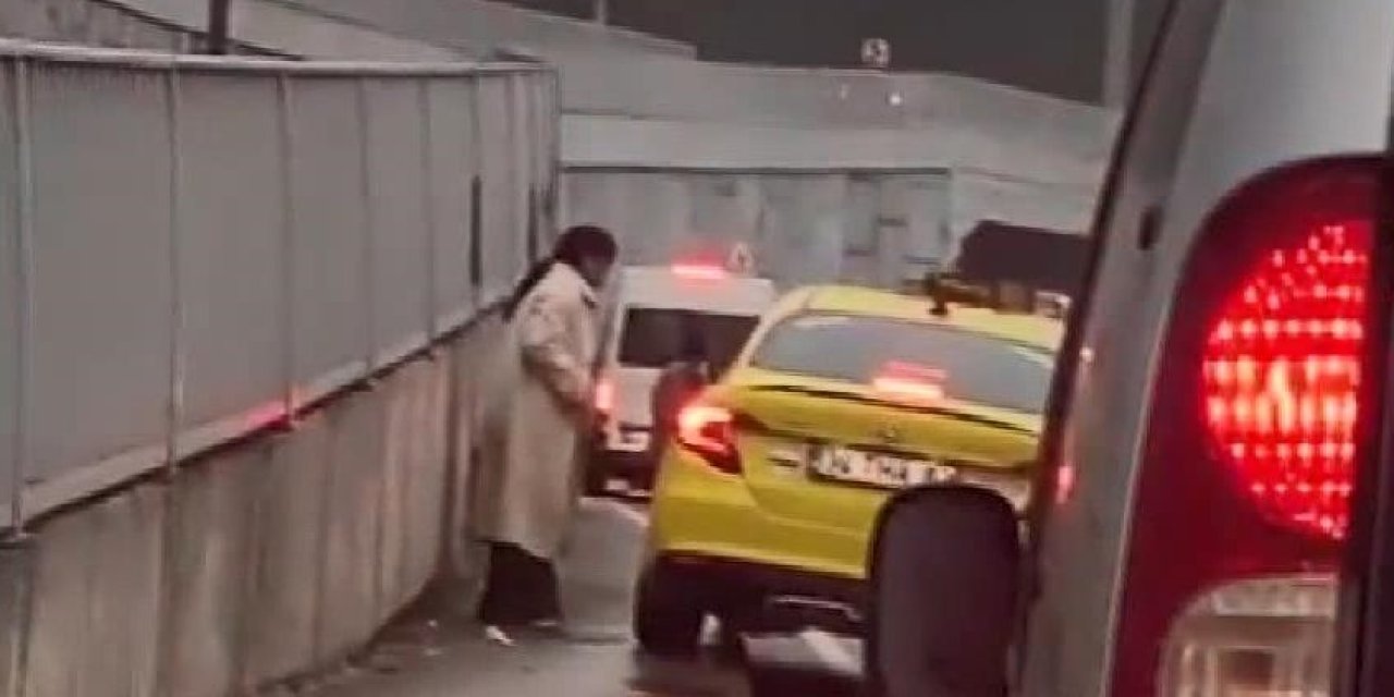 Kaldırıma Çıkan Taksiye Yaya Tepkisi