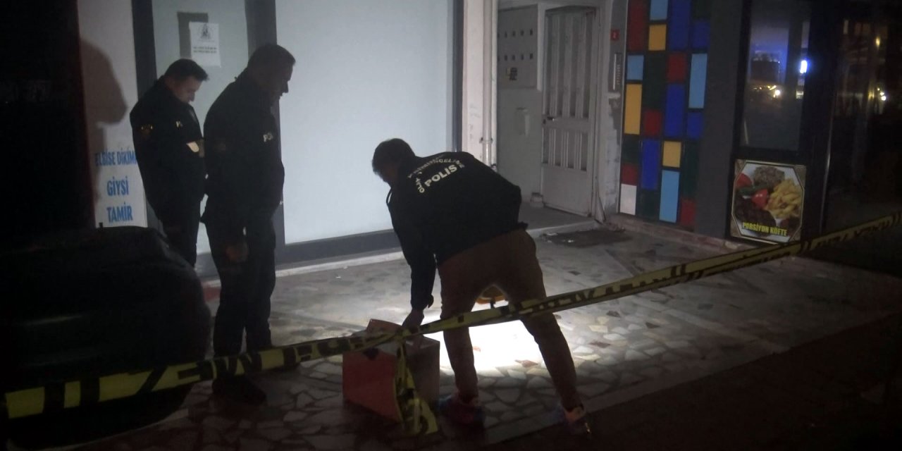 Avcılar'da Kanlı Tartışma: Oğlunu Öldürdü, Baba Ve Annesini Bıçaklayıp Kaçtı - 1