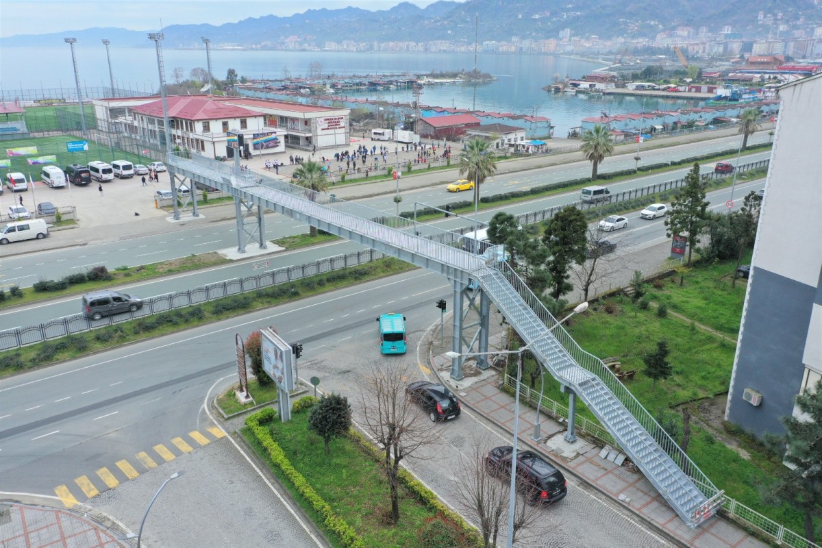 Rize’de Otogar Kavşağında Yeni Üst Geçit Tamamlandı