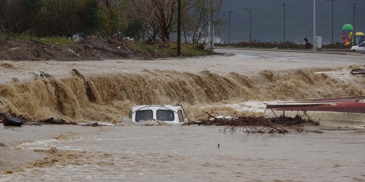 Çanakkale'de Sağanak; Dereler Taştı, Ekipler Teyakkuzda
