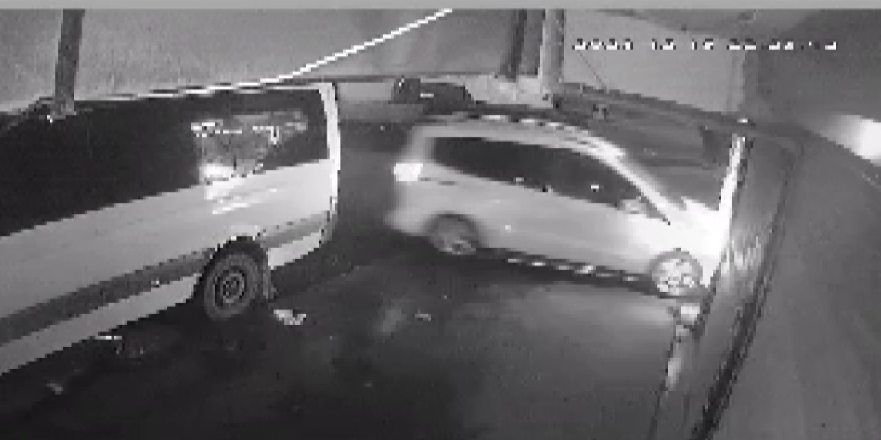 Esenyurt'ta Hafif Ticari Aracın Dükkana Girdiği Anlar Kamerada