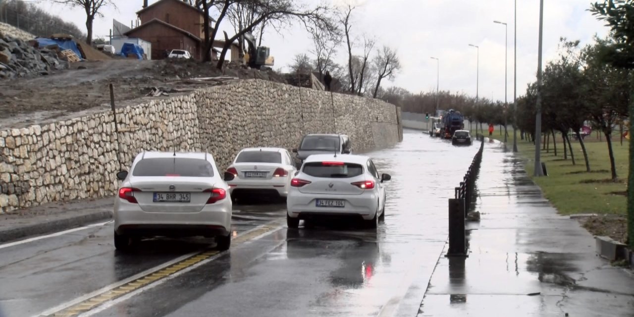 Bakırköy'de Cadde Göle Döndü; 2 Araç Mahsur Kaldı