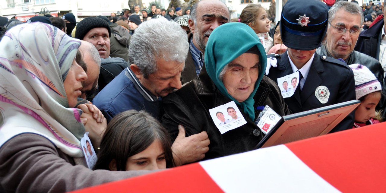 Beşiktaş'taki Saldırıda Şehit Olan Polis Yasin İke'nin Annesi, Hayatını Kaybetti