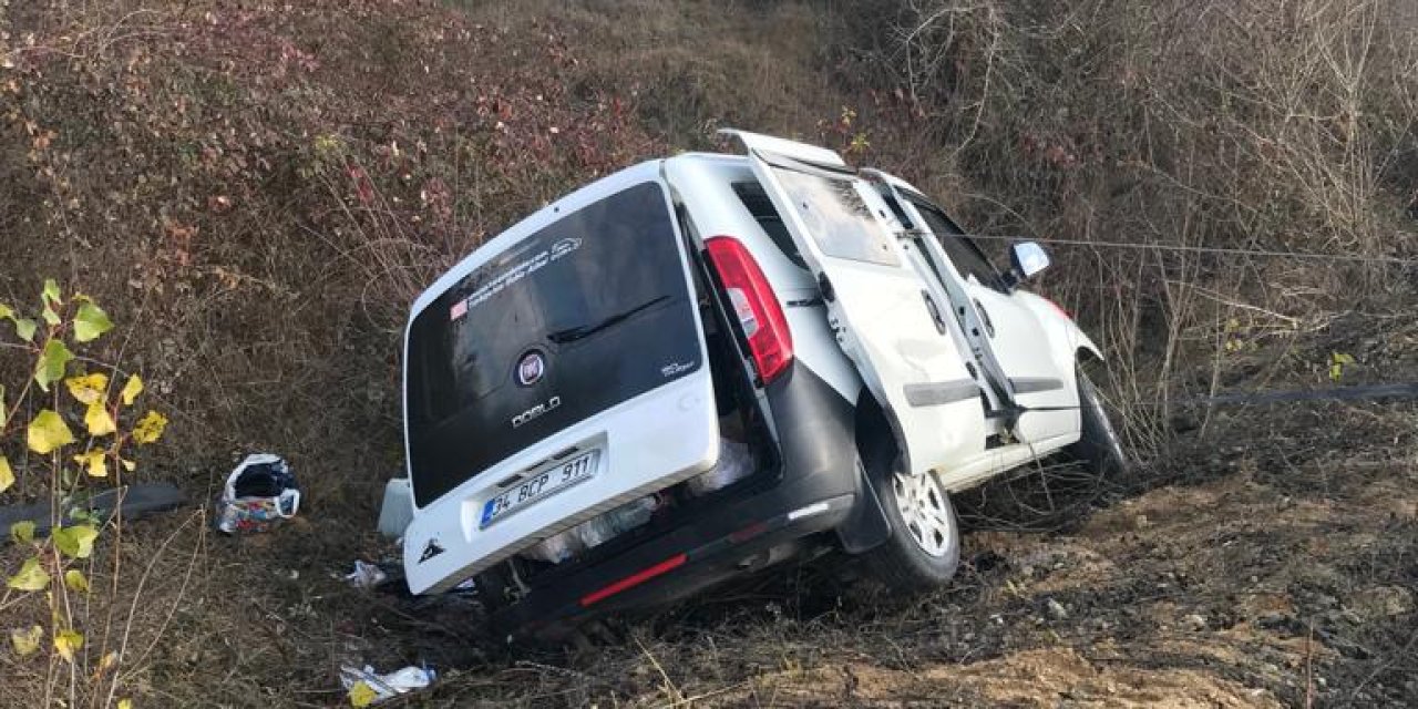 Hafif Ticari Araç Şarampole Devrildi; Sürücü Ve Eşi Yaralı, Annesi Öldü