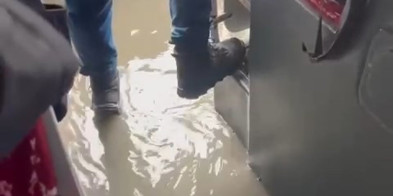 Yol Göle Döndü, Otobüsün İçi Bile Su İle Doldu