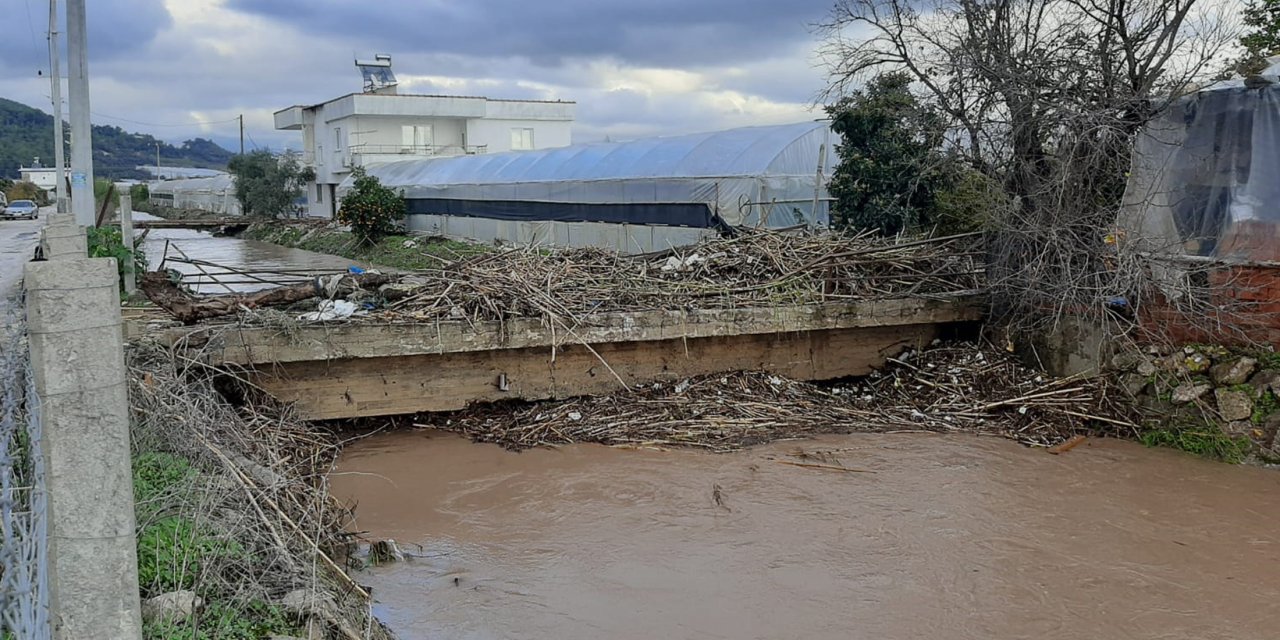 Antalya'da Sağanak; Ev Ve İş Yerlerini Su Bastı