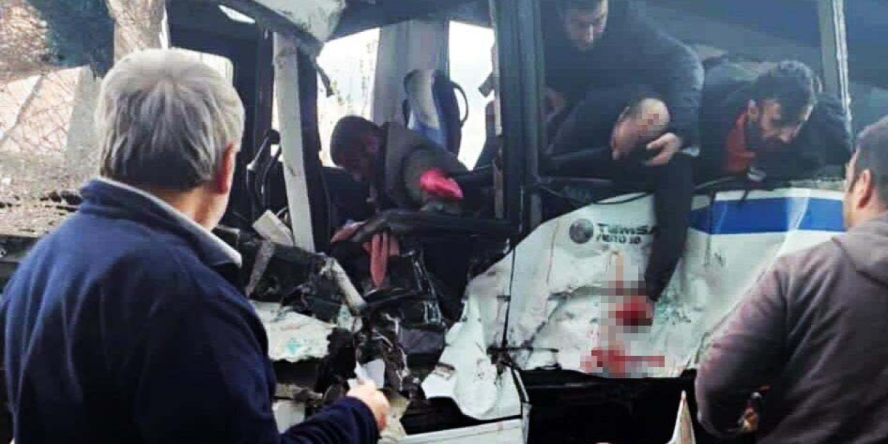 Servis Midibüsü, Çöp Kamyonuna Arkadan Çarptı: 17 Yaralı