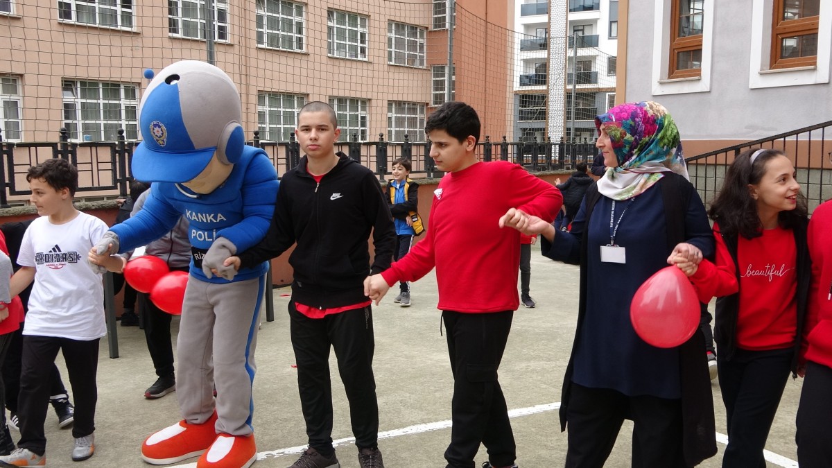 Rize'de Dünya Otizm Farkındalık Günü etkinliği renkli görüntülere sahne oldu