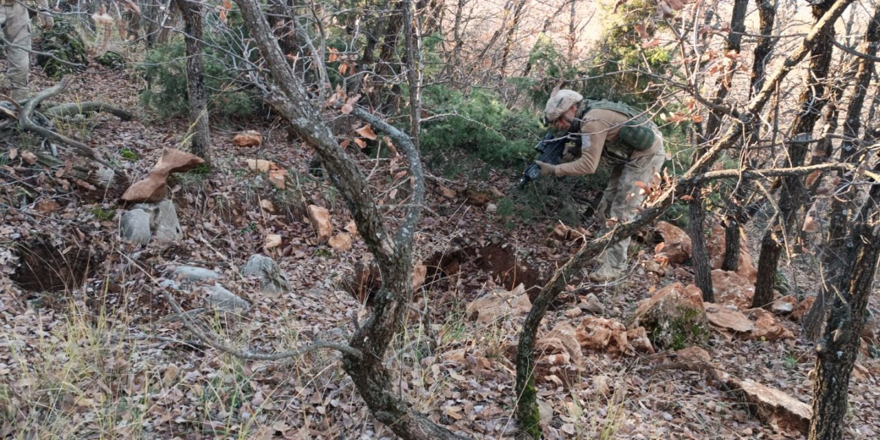 Diyarbakır'da Terör Operasyonu; 427 Kilo Esrar Ve Mühimmat Ele Geçirildi
