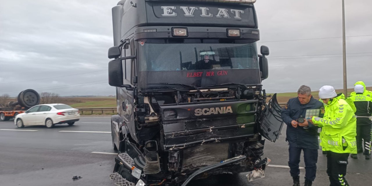 Silivri'de Tır 2 Otomobile Çarptı: 3'ü Çocuk 7 Yaralı