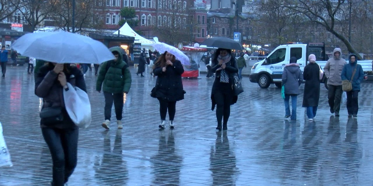 İstanbul'da Yağış Ve Fırtına Hayatı Olumsuz Etkiledi; Ağaç Otomobilin Üzerine Devrildi