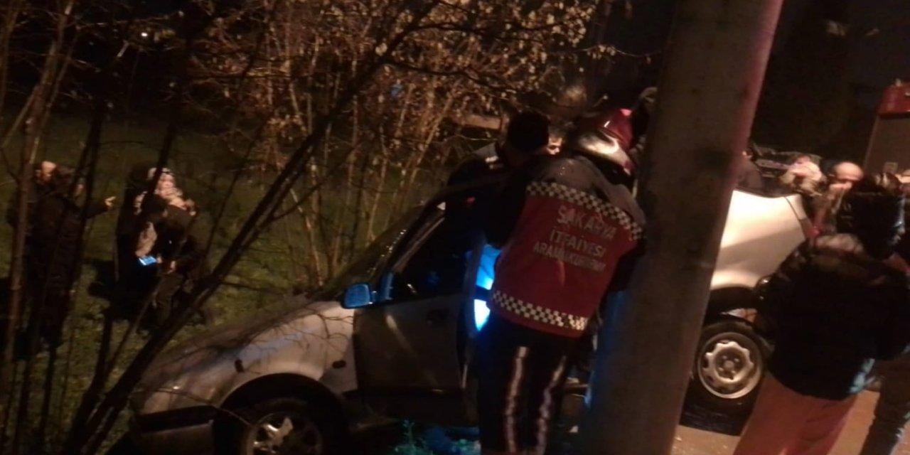 Sakarya'da Otomobil Beton Direğe Çarptı; 4 Yaralı