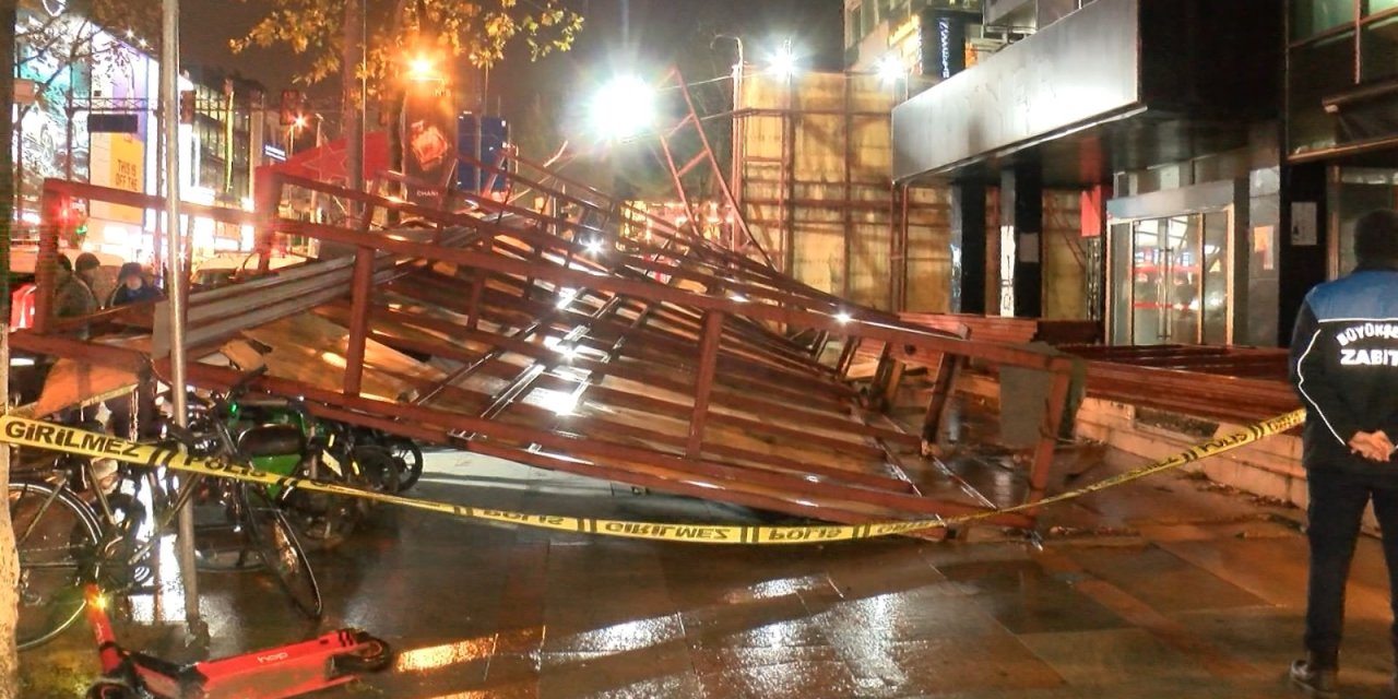 Kadıköy’de Şiddetli Rüzgar Nedeniyle İnşaat Paneli Devrildi