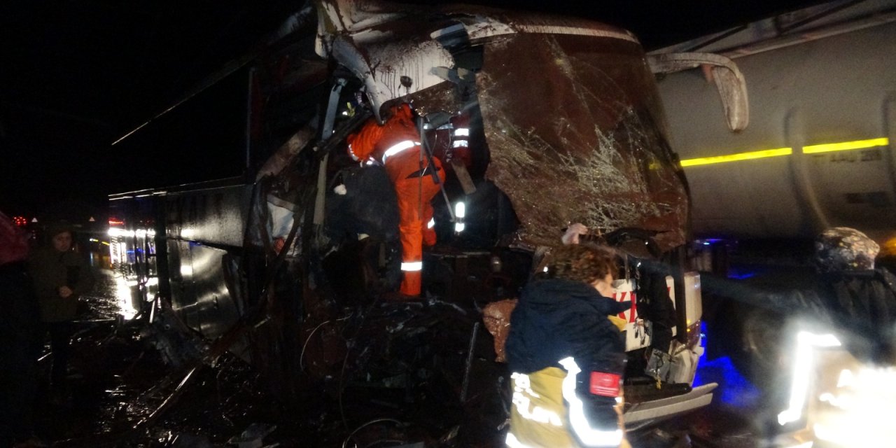 Çanakkale'de Yolcu Otobüsü, Kum Yüklü Hafriyat Kamyonuna Arkadan Çarptı: 13 Yaralı
