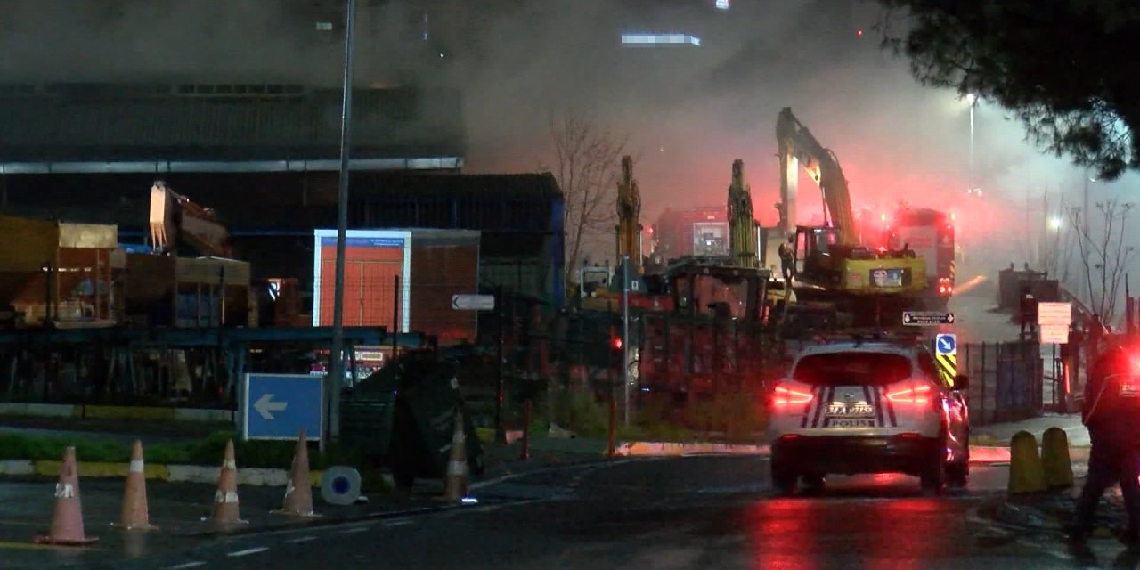 Kartal’da İbb'nin Malzeme İkmal Deposunda Yangın