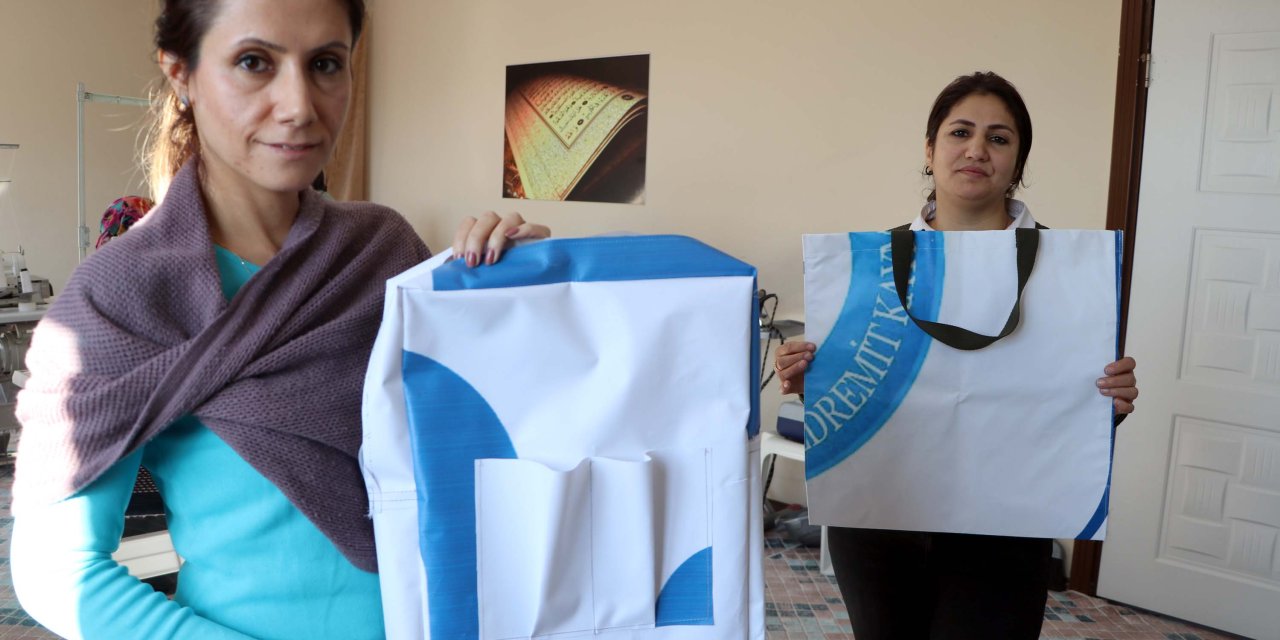 ‘Sıfır Atık’ Projesi İle Afiş Ve Brandalar Kadınların Elinde Çantaya Dönüşüyor
