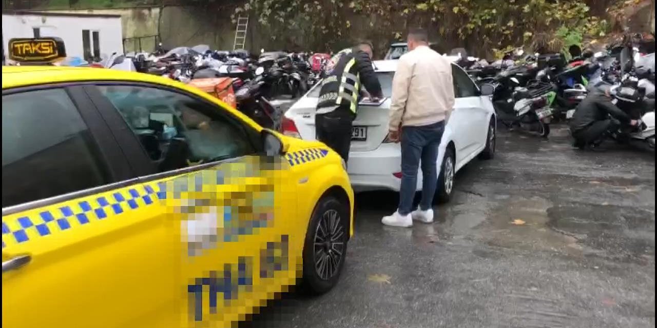 Kaldırımdan İlerleyip Yayadan Tepki Alan Taksiciye Para Cezası