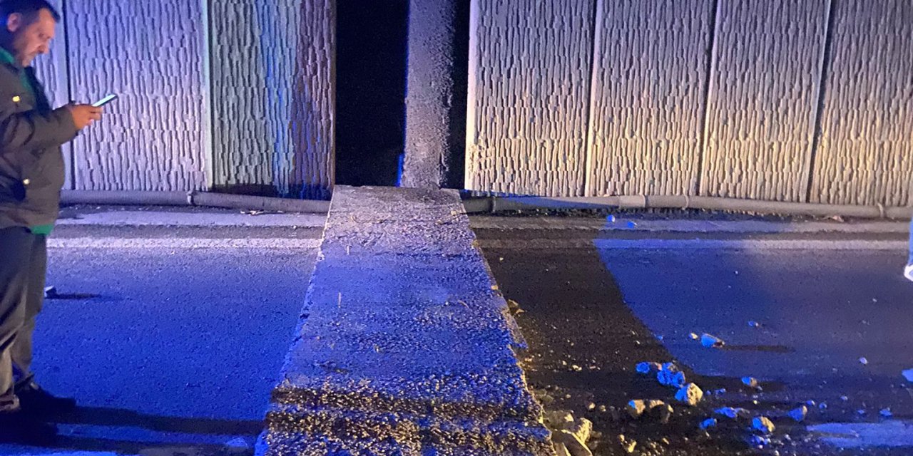 Bağcılar'da Yola Düşen Beton Parçası İki Otomobile Zarar Verdi