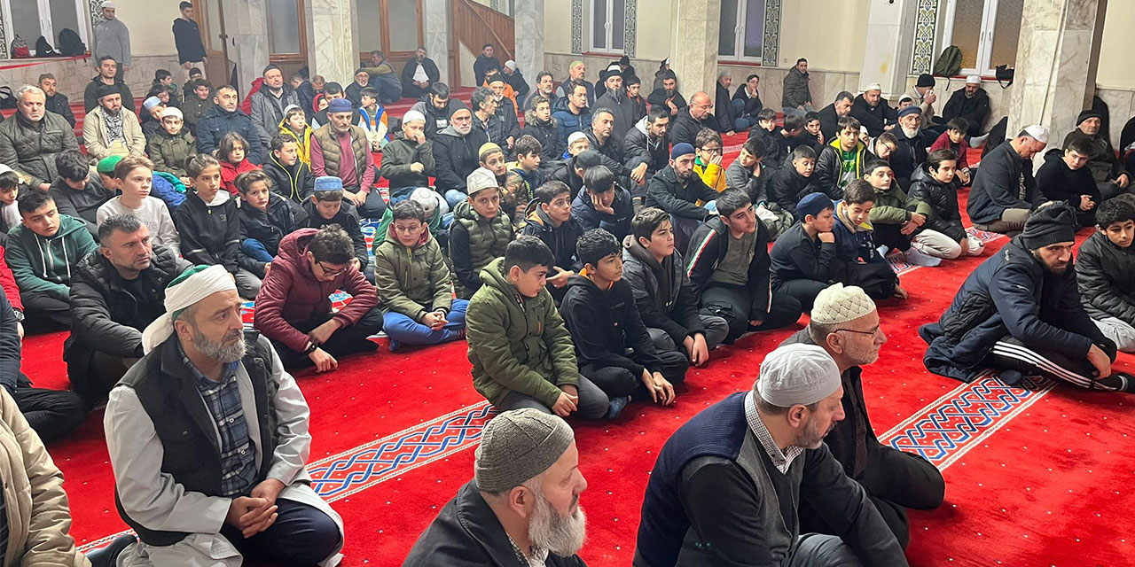 Rize’de Hafızlar aileleriyle sabah namazında buluştu