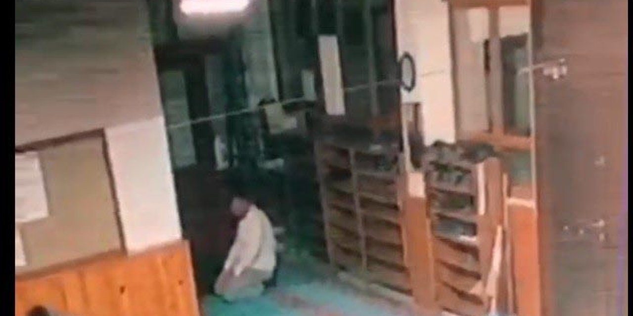 Namaz Kılar Gibi Davranıp, Hırsızlık Yapıyordu