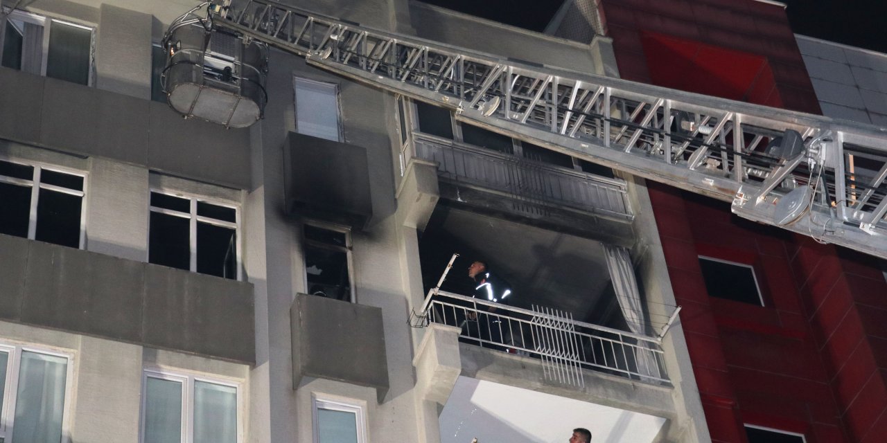 Yangında 3 Çocuğu Komşuları, Çatıya Çıkan Anneannelerini İtfaiye Kurtardı