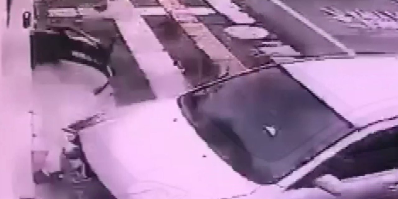 Sivas'ta Otomobilin İş Yerine Çarptığı Kaza Kamerada