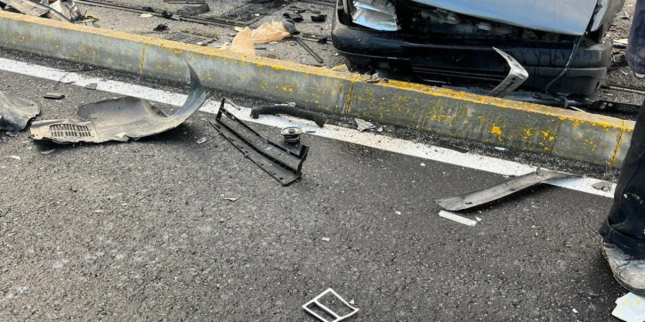 Tramvay Yolundaki Direğe Çarpan Otomobil İkiye Bölündü: 1 Ölü, 3 Yaralı