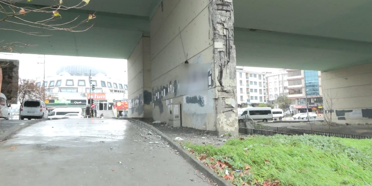 Esenyurt'ta Beton Parçaları Düşen Köprü Tehlike Saçıyor