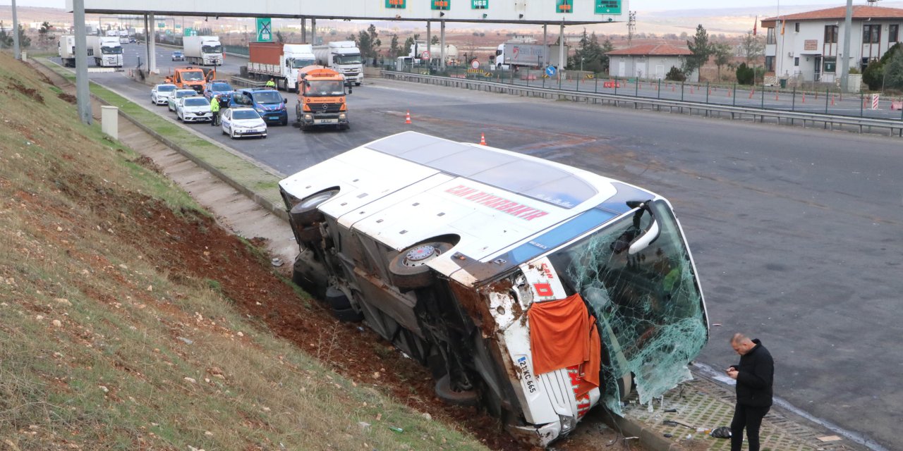 Şanlıurfa'da Tır, Yolcu Otobüsüne Çarptı: 10 Yaralı