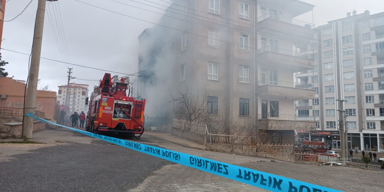 Çöpte Çıkan Yangının Sıçradığı 2 Daire İle Otomobil Kullanılamaz Hale Geldi