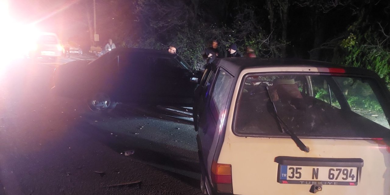 İzmir'de İki Otomobil Kafa Kafaya Çarpıştı: 3 Yaralı