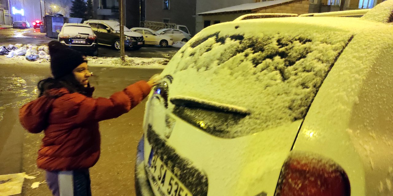 Van'da Vatandaşların Kar Sevinci