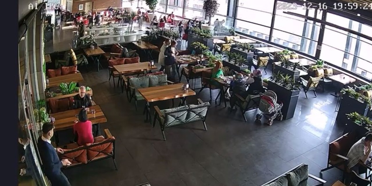 Emniyet Müdür Yardımcısı, Boğazına Yemek Kaçan Kadını Heimlich Manevrasıyla Kurtardı; O Anlar Kamerada