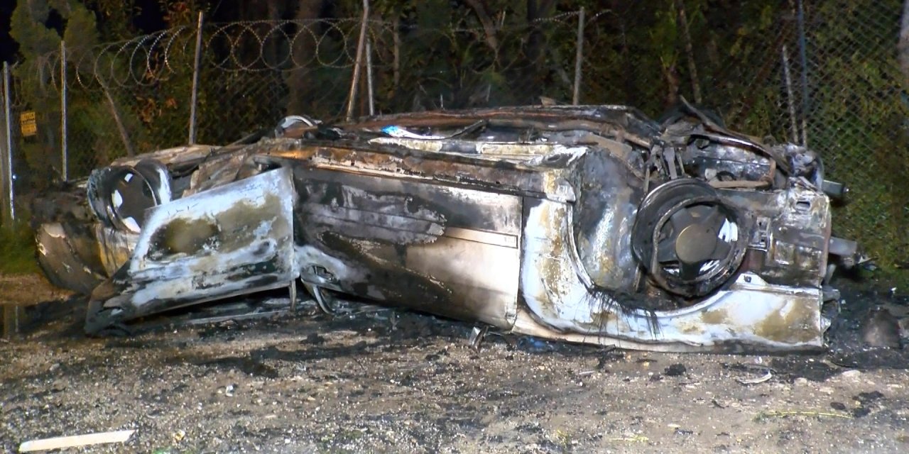 Bursa'da Kavşakta Takla Atıp Yanan Otomobilin Sürücüsü Olay Yerinden Kaçtı