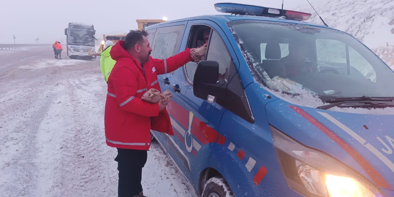 Erzurum Ve Kars'ta Kar Yağışı Etkili Oldu; Yollarda Mahsur Kalan Sürücülere Yiyecek Dağıtıldı