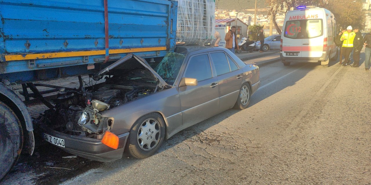 Otomobil, Sürücüsü Güneşliği İndirdiği Sırada Tır'a Çarptı