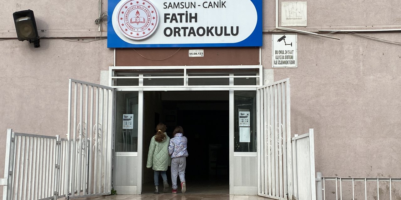 Sınıfta Ders Sırasında Tavanın Sıvası Düştü: 7 Öğrenci Yaralı