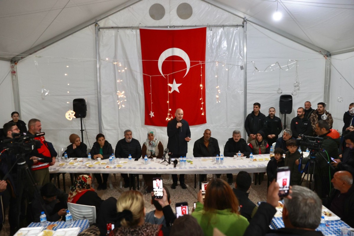 İçişleri Bakanı Soylu Rize Çadır Kenti’nde Düzenlenen İftar Programına Katıldı