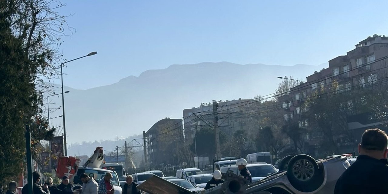 Elektrik Direğine Çarpıp Takla Atan Otomobilden Yara Almadan Çıktılar