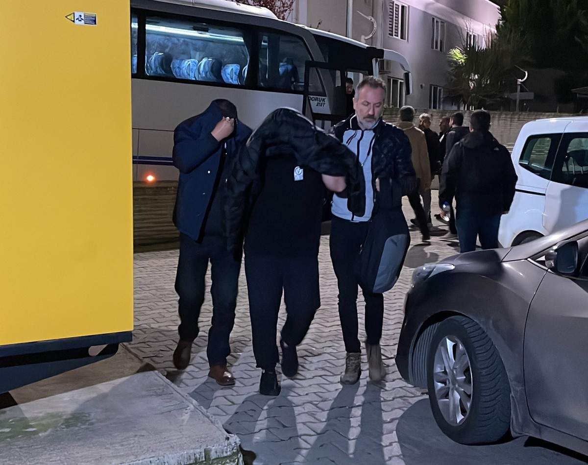 Samsun merkezli Rize'de de yapılan yasa dışı bahis ve suç operasyonunda yakalanan 65 şüpheli emniyete götürüldü