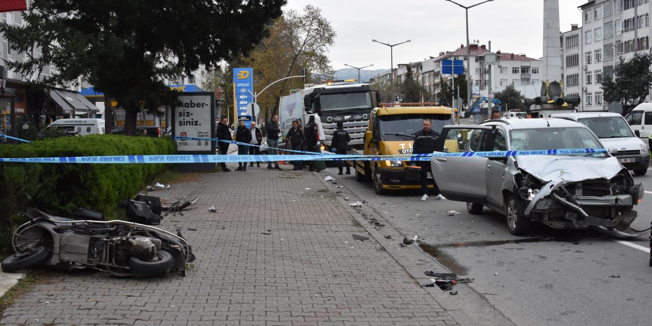 Camında 'Hızlı Ve Öfkeli' Yazısı Olan Otomobil Motosiklete Çarpı: 2 Yaralı