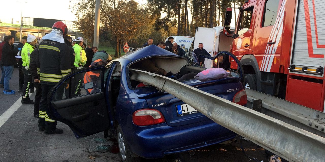 Bariyerlere Saplanan Otomobildeki Anne Ve Oğlu Öldü, Baba Yaralı