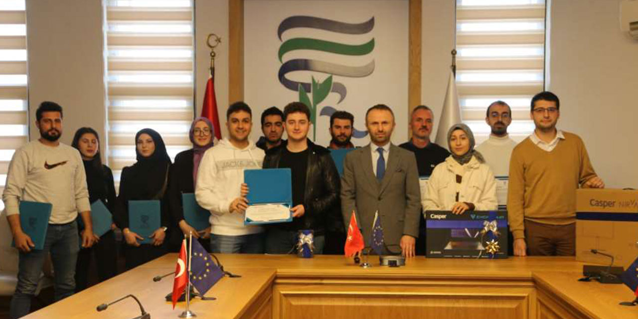 RTEÜ'de Mavi Büyüme Fikir Yarışmasında Dereceye Giren Öğrencilere Ödülleri Verildi