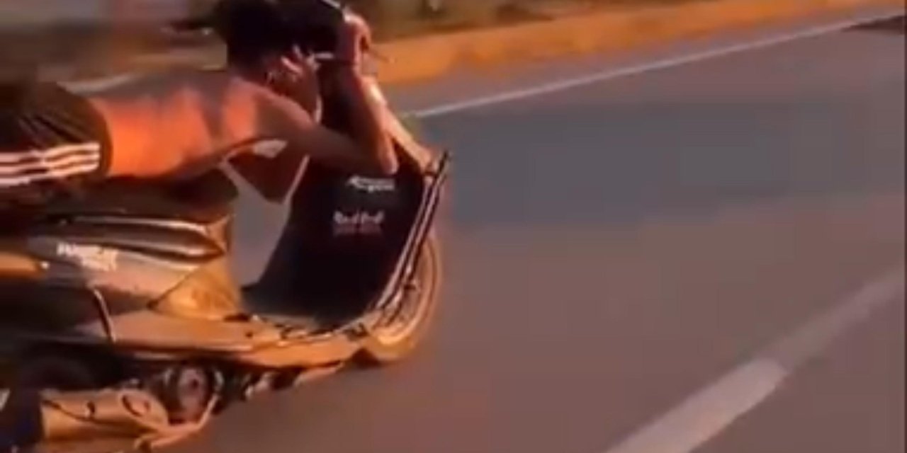 Fethiye'de Yatarak Motosiklet Süren Sürücünün Tehlikeli Yolculuğu Kamerada