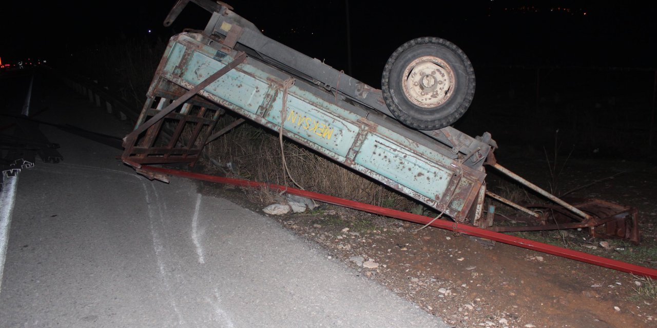 Manisa'da Tır İle Traktör Çarpıştı: 2 Yaralı