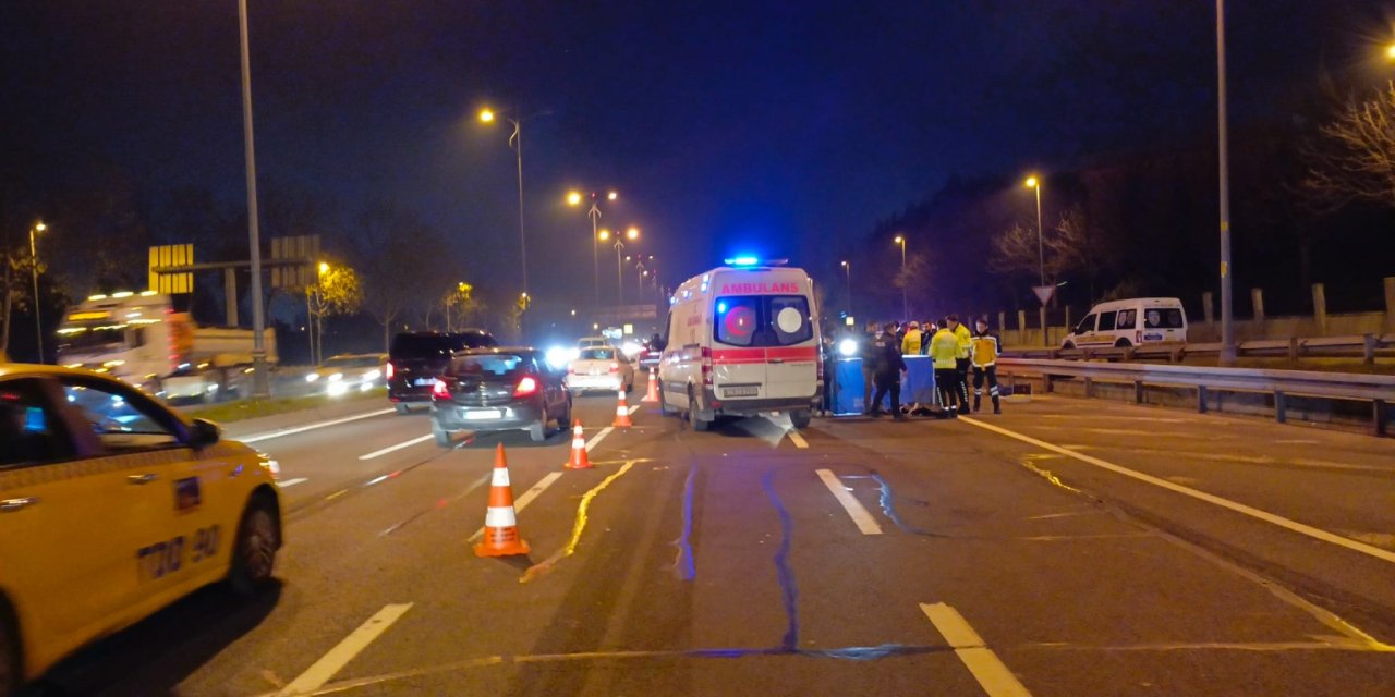 Zeytinburnu'nda Otomobil Yayanın Ayağını Ezdi; Ardından Gelen Araçlar Çarparak Kaçtı