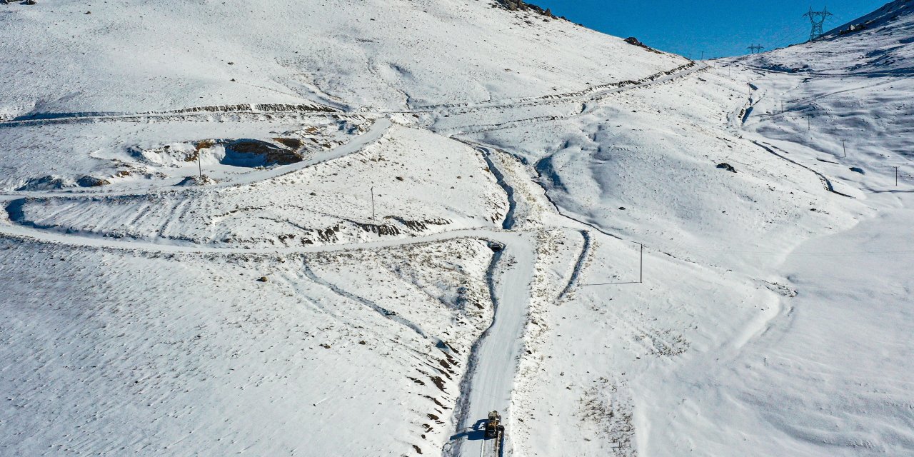 Van'da Kardan Kapanan 134 Yerleşim Yerinin Yolu Açıldı