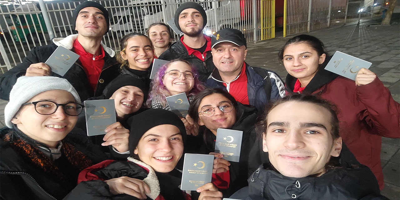 Otobüsle 120 saatlik yolculuk yapıp Avrupa şampiyonu oldular