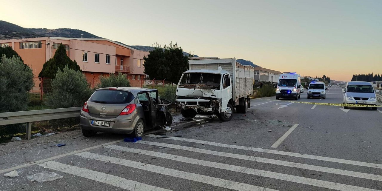 Manisa'da Otomobil, Kamyonete Çarptı; 1 Ölü, 3 Yaralı